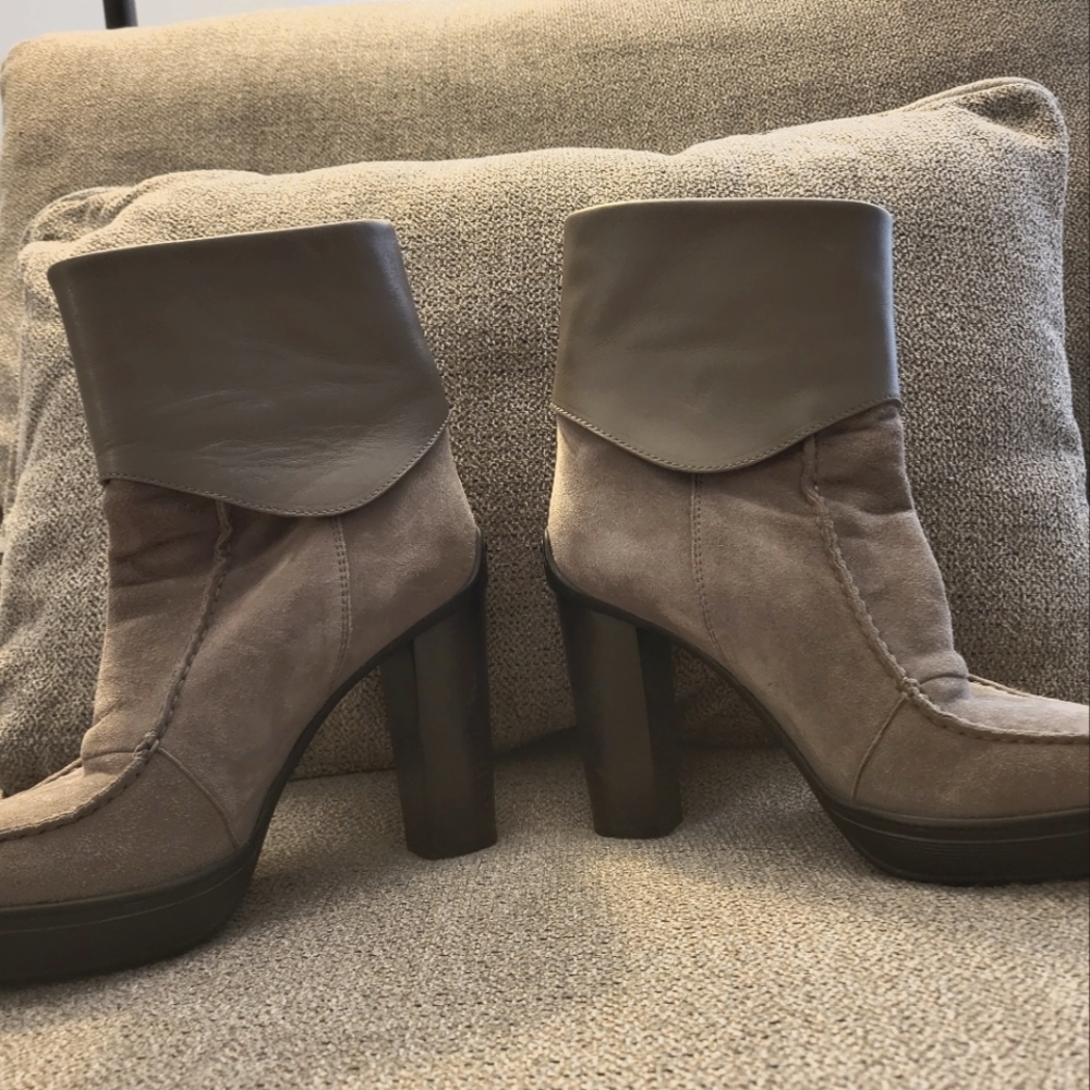 Tod's Grey Gray Suede Leather Ankle Booties in women's size 36 or 5 1/2.